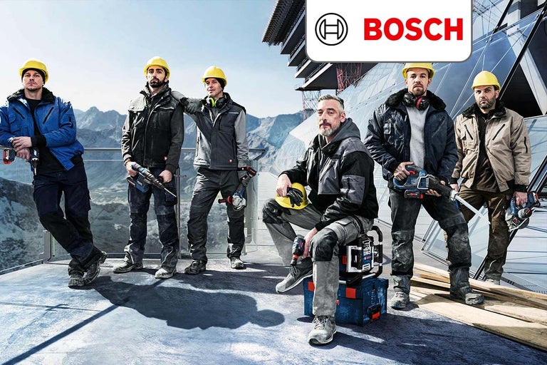 Een groep bouwvakkers met Bosch gereedschap en het Bosch logo