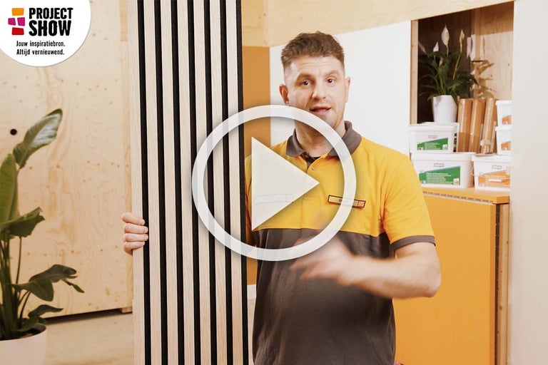 Video-opname van een houten lambrisering met verticale stroken