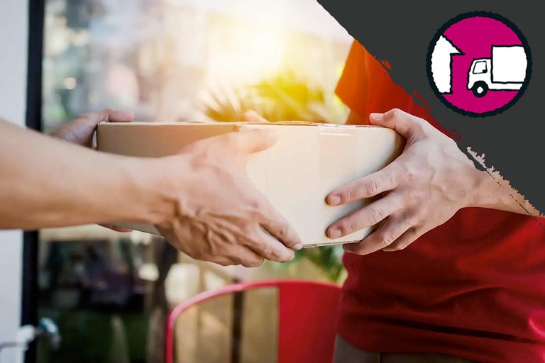 Overhandiging van een pakket van een bezorger aan een klant