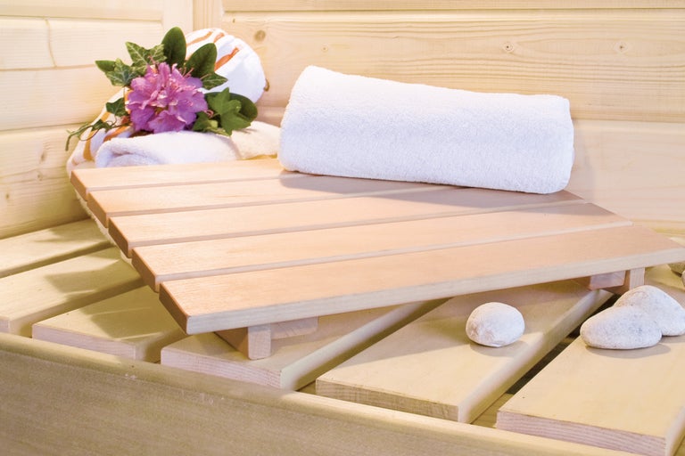 Sauna-interieur met houten bank, handdoek en decoratie