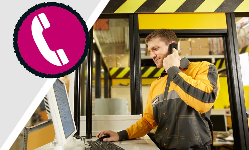 Een man telefoneert en werkt tegelijkertijd op de computer. Op de voorgrond is een telefoonsymbool te zien.