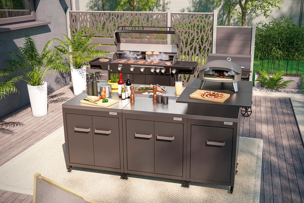 Buitenkeuken met barbecue, pizzaoven en werkblad op een terras