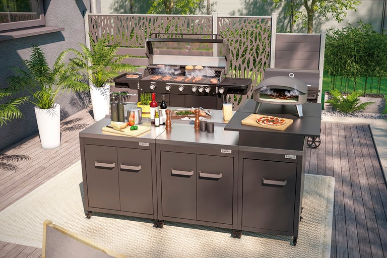 Buitenkeuken met barbecue, pizzaoven en werkblad op een terras