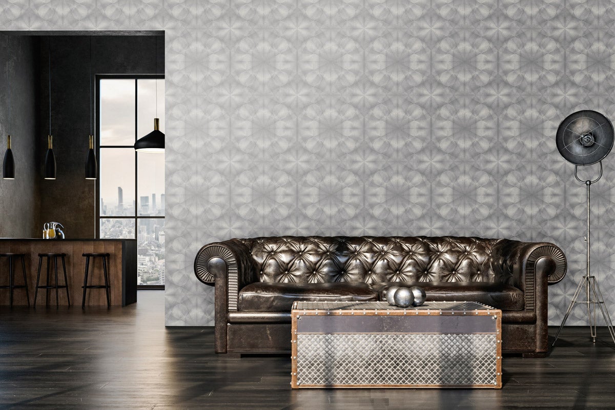 Woonkamer met leren bank, tafel en patroonbehang
