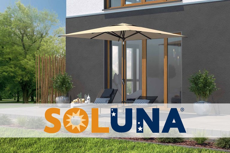 Scene met een parasol, tuinmeubelen en buitenplanten.