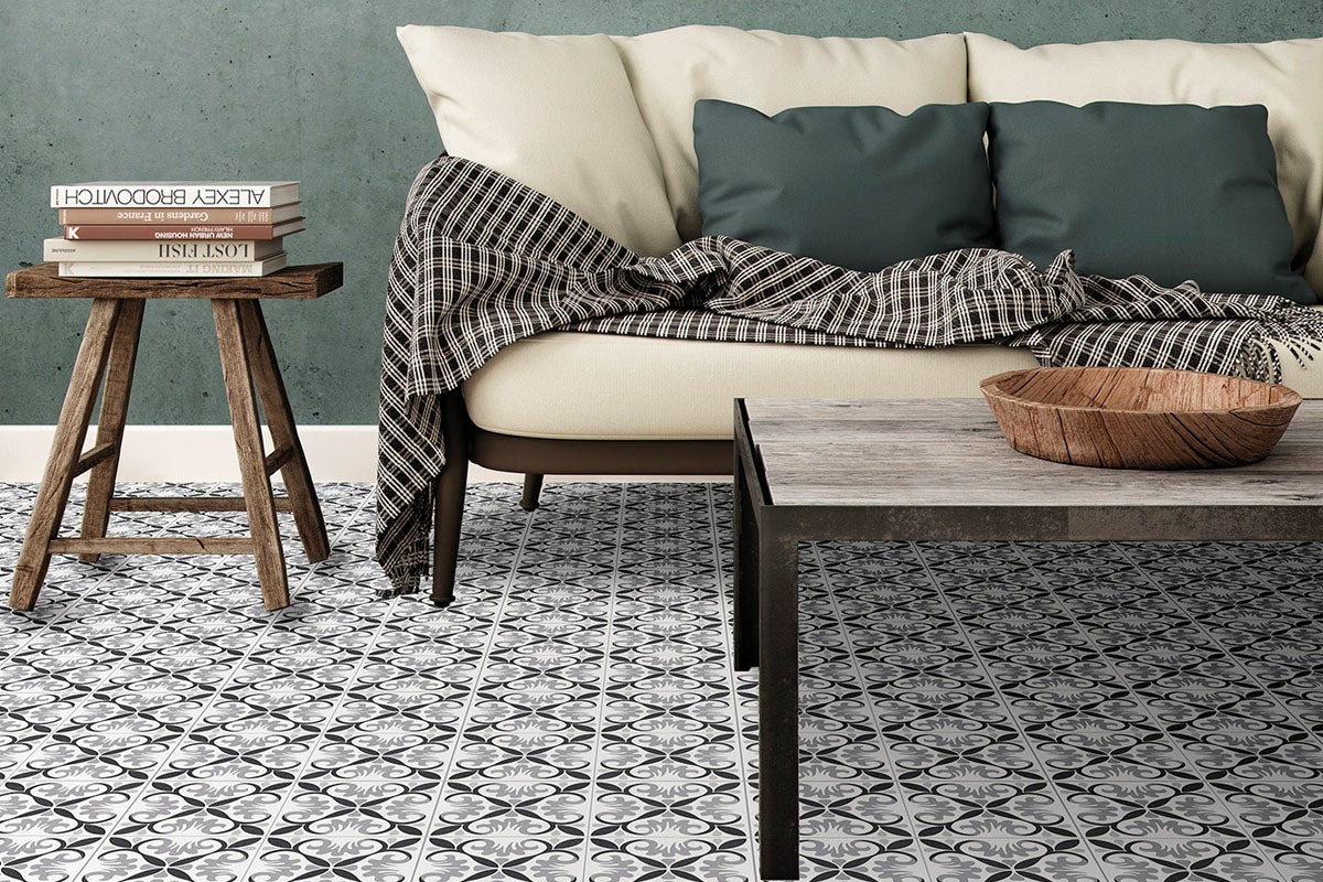 Woonkamer met tegelpatroon, bank en salontafel