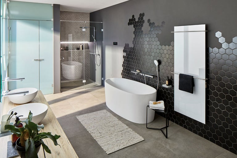 Lichte badkamer met vrijstaand bad, douche, twee wastafels en zeshoekige wandtegels
