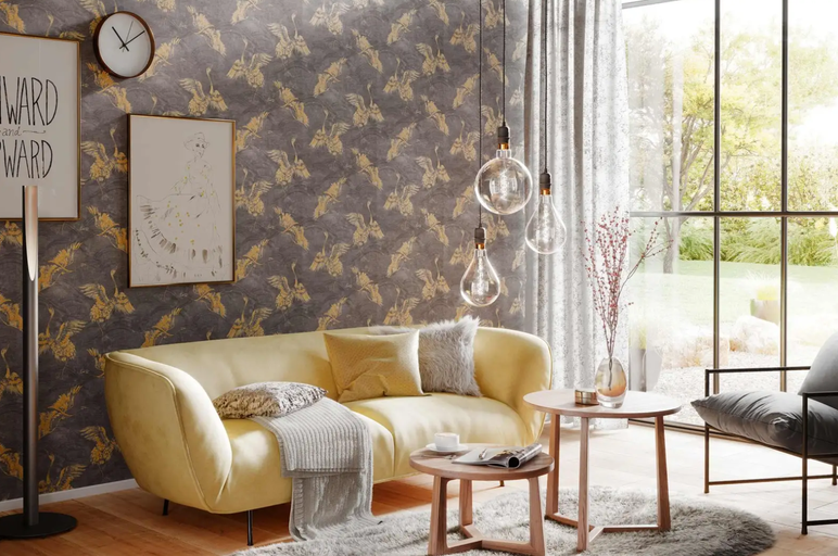 Woonkamer met patroonbehang, bank, tafel en hanglampen