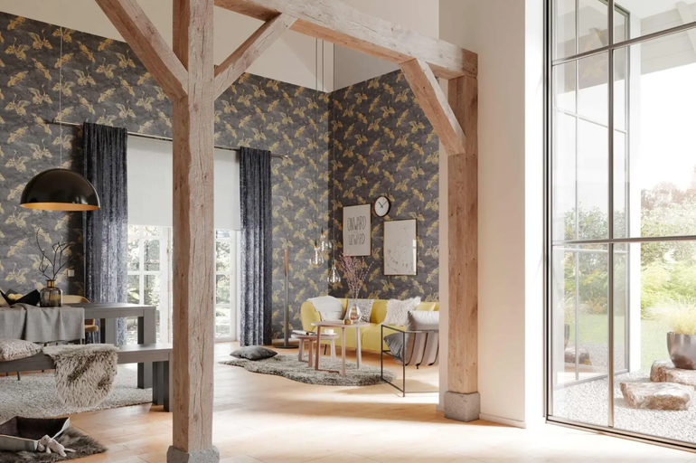 Lichte, ruime woonkamer met houten balken, behang met vogelmotief en moderne meubels