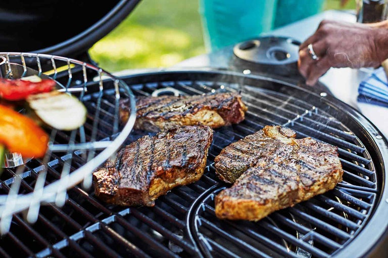 Barbecue met steaks en groenten op het rooster