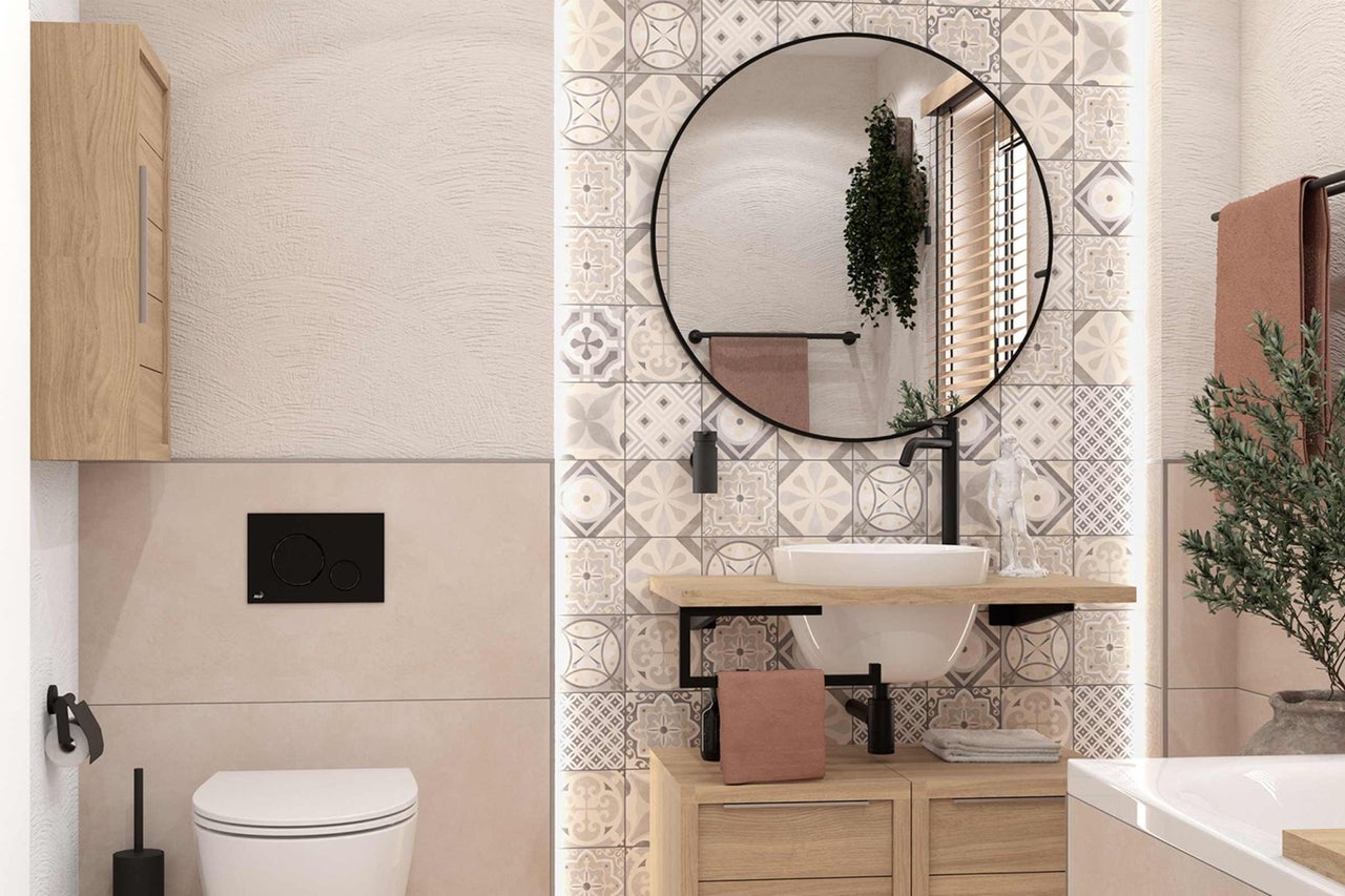 Badkamer met wastafel, spiegel, toilet en tegels in retrostijl