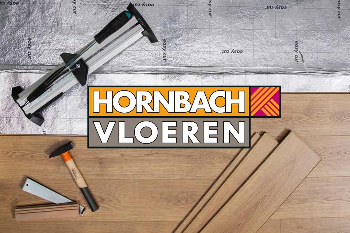Leggen van laminaatvloer met laminaatsnijder, hamer, aanslagijzer, slagblokje en ondervloer. Hornbach Logo.