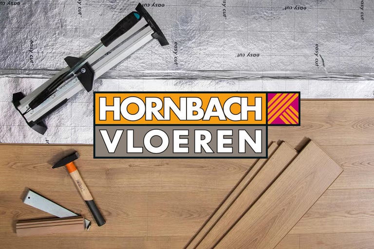 Leggen van laminaatvloer met laminaatsnijder, hamer, aanslagijzer, slagblokje en ondervloer. Hornbach Logo.