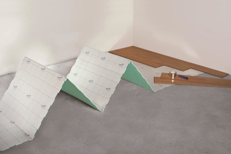 Vouwbare ondervloer voor laminaat en parket in een ruimte met gelegde houten planken.
