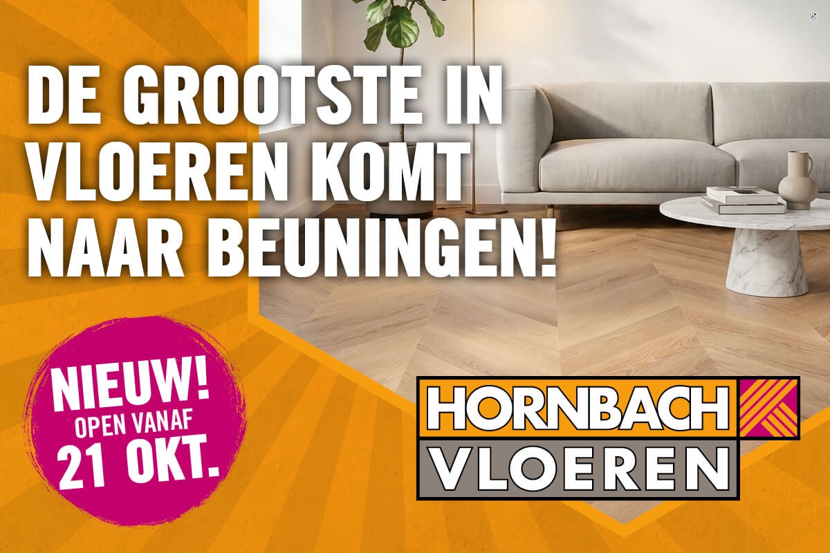 Promotiebanner voor de opening van een nieuwe Hornbach vloerenafdeling in Beuningen met een woonkamer en visgraatvloer