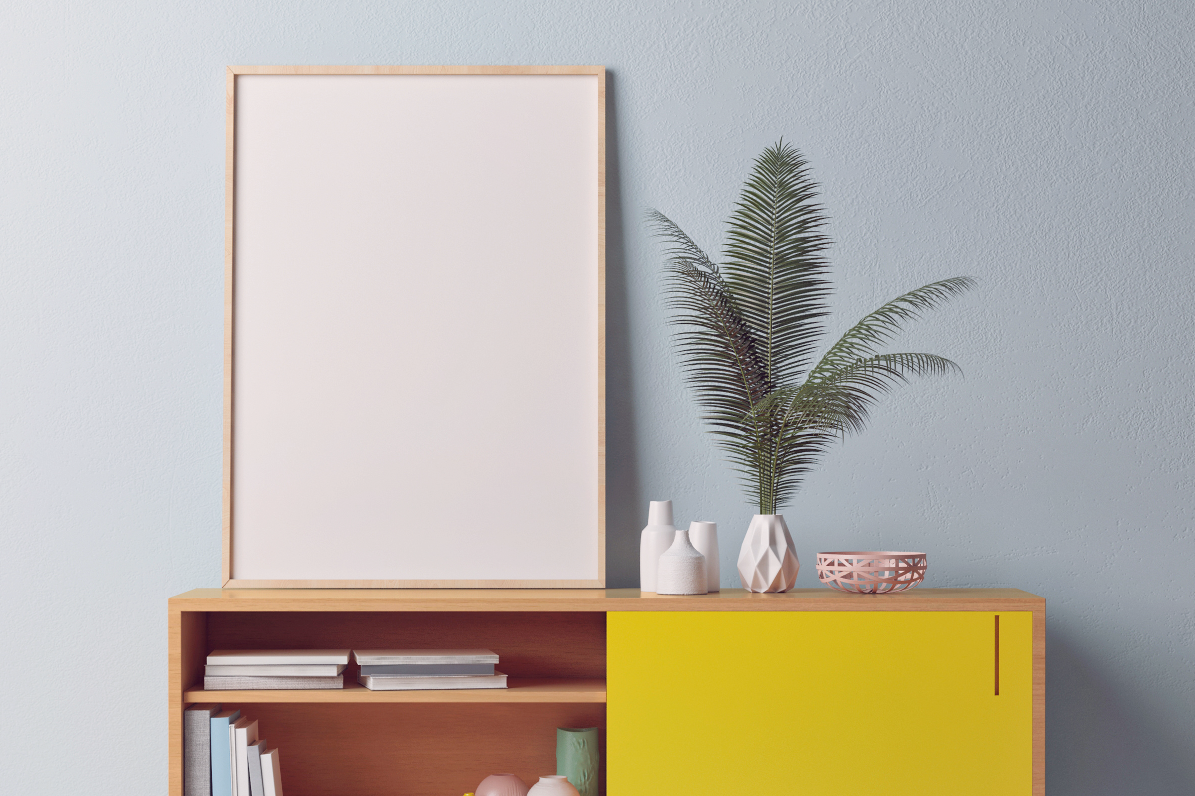 Decoratieve woonkameropstelling met fotolijst, kamerplant en commode