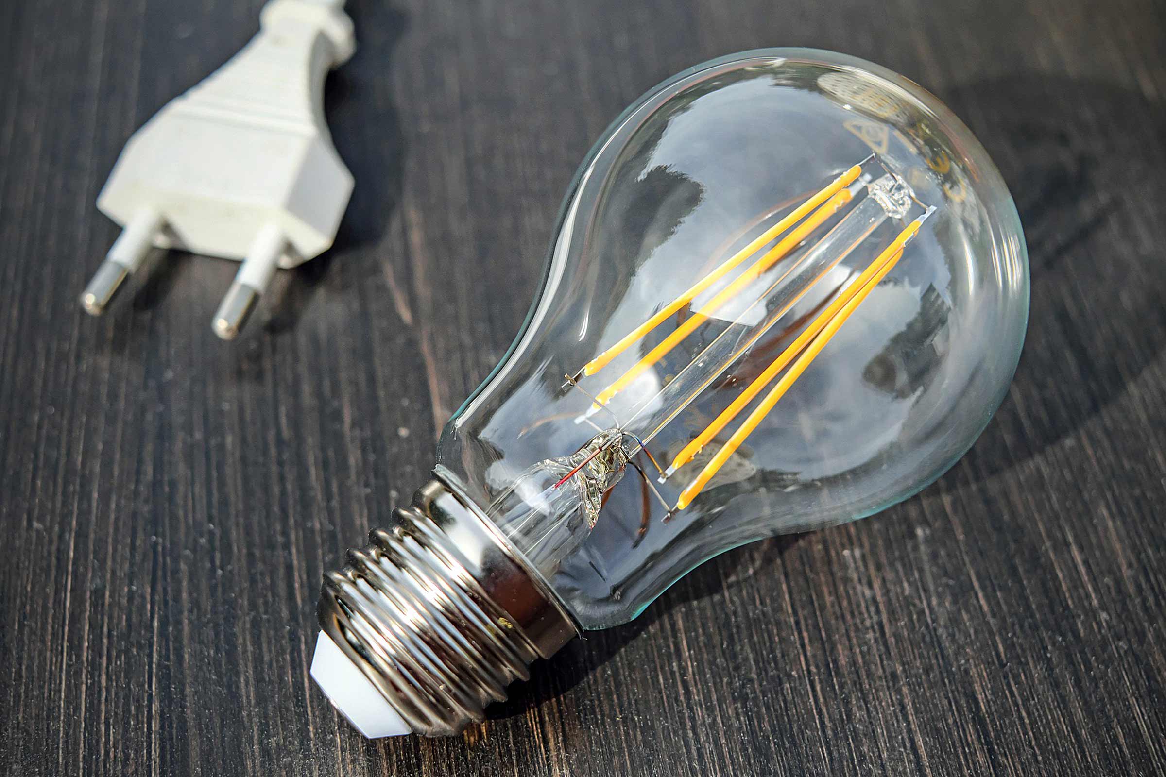 Heldere gloeilamp met LED-filament en stekker