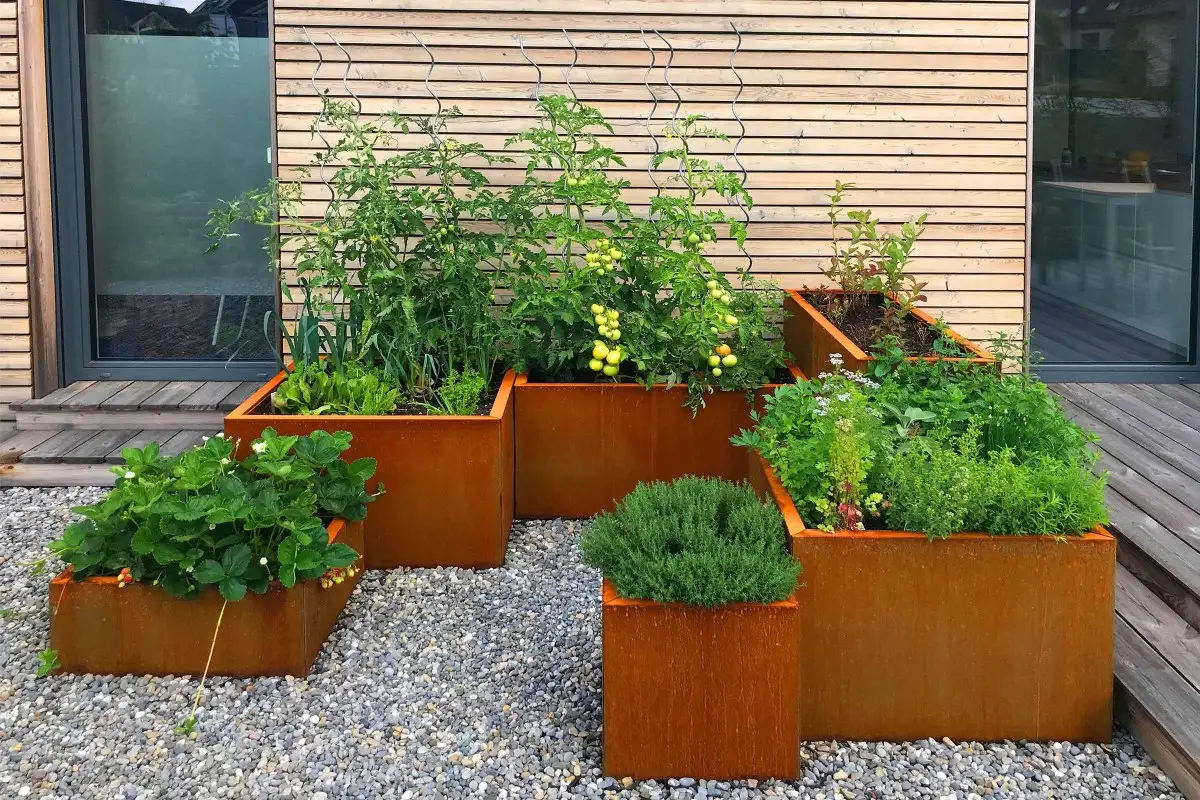 Cortenstaal in de tuin . HORNBACH
