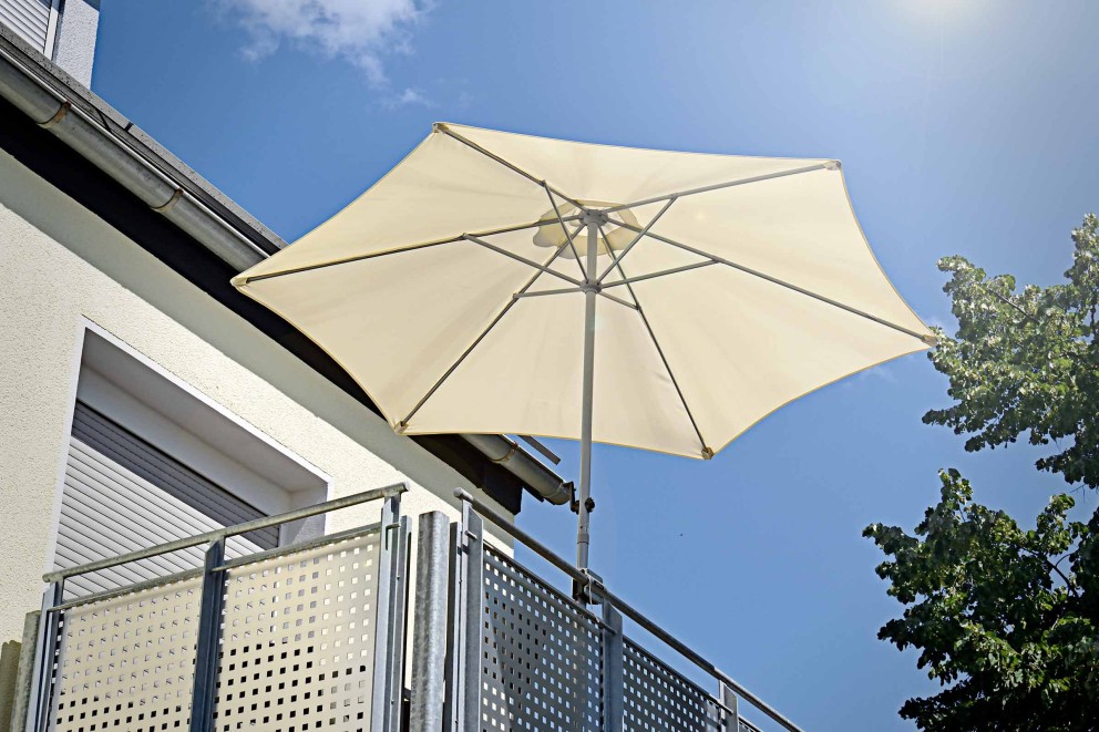 Zonwering op balkon monteren