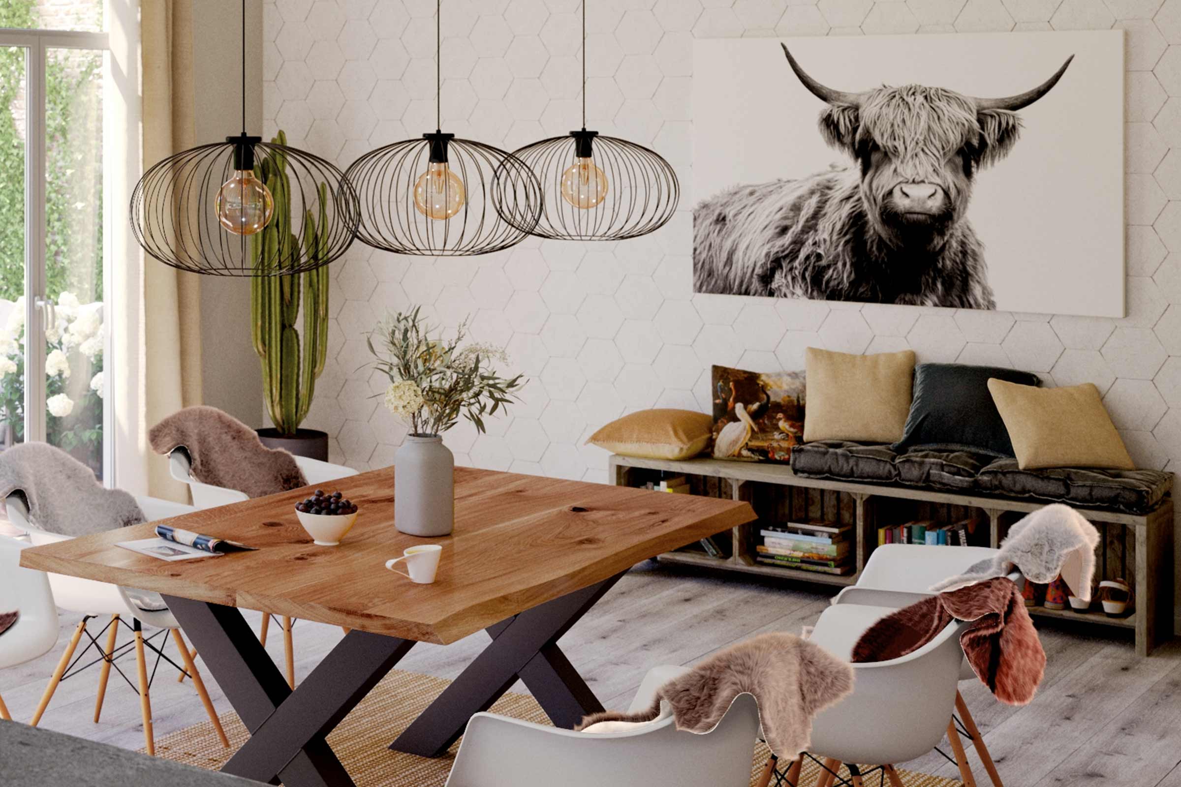 Eetkamer met houten tafel, hanglampen en koe afbeelding aan de muur.