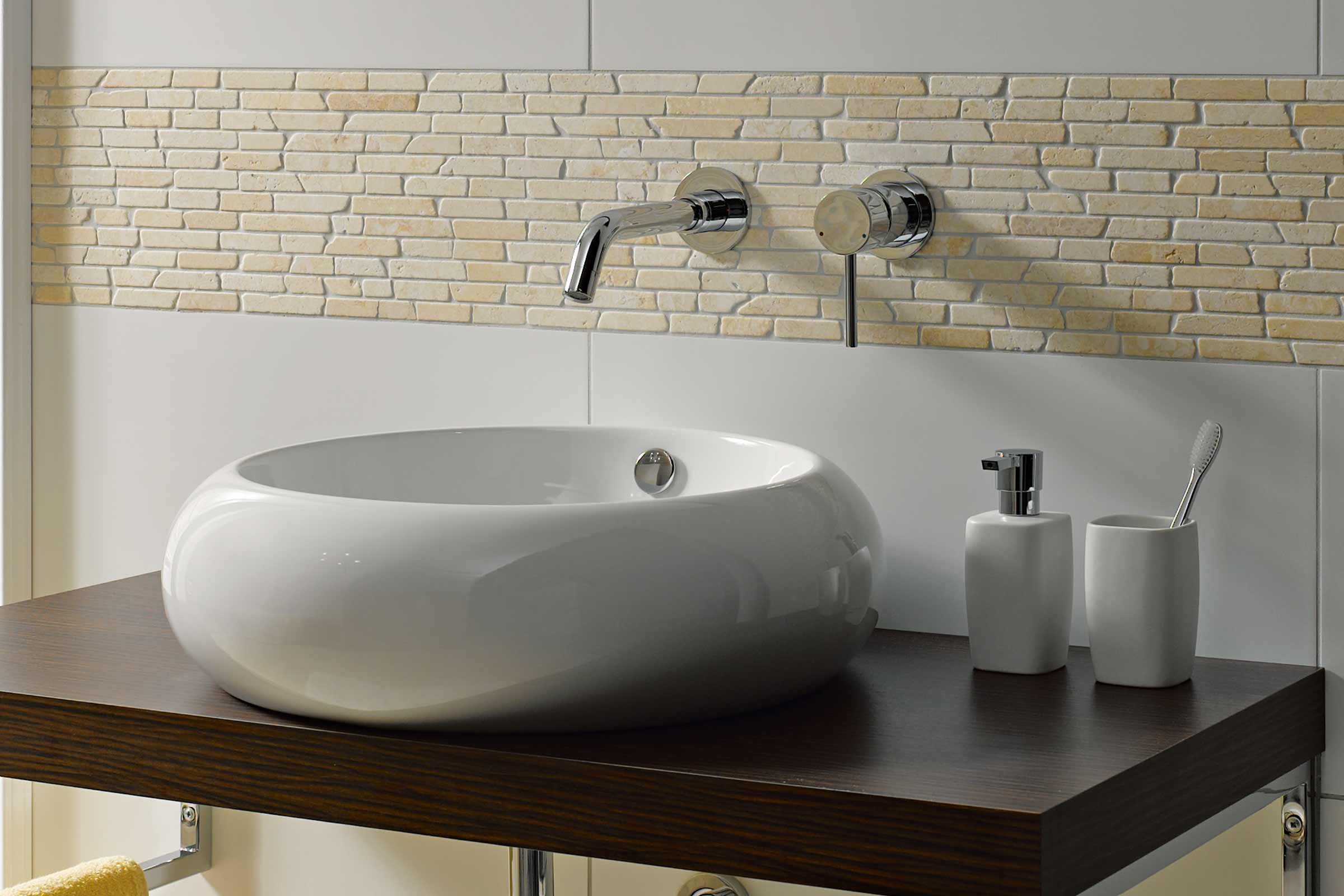 Moderne badkamer met waskom, kraan en wandtegels in steenlook