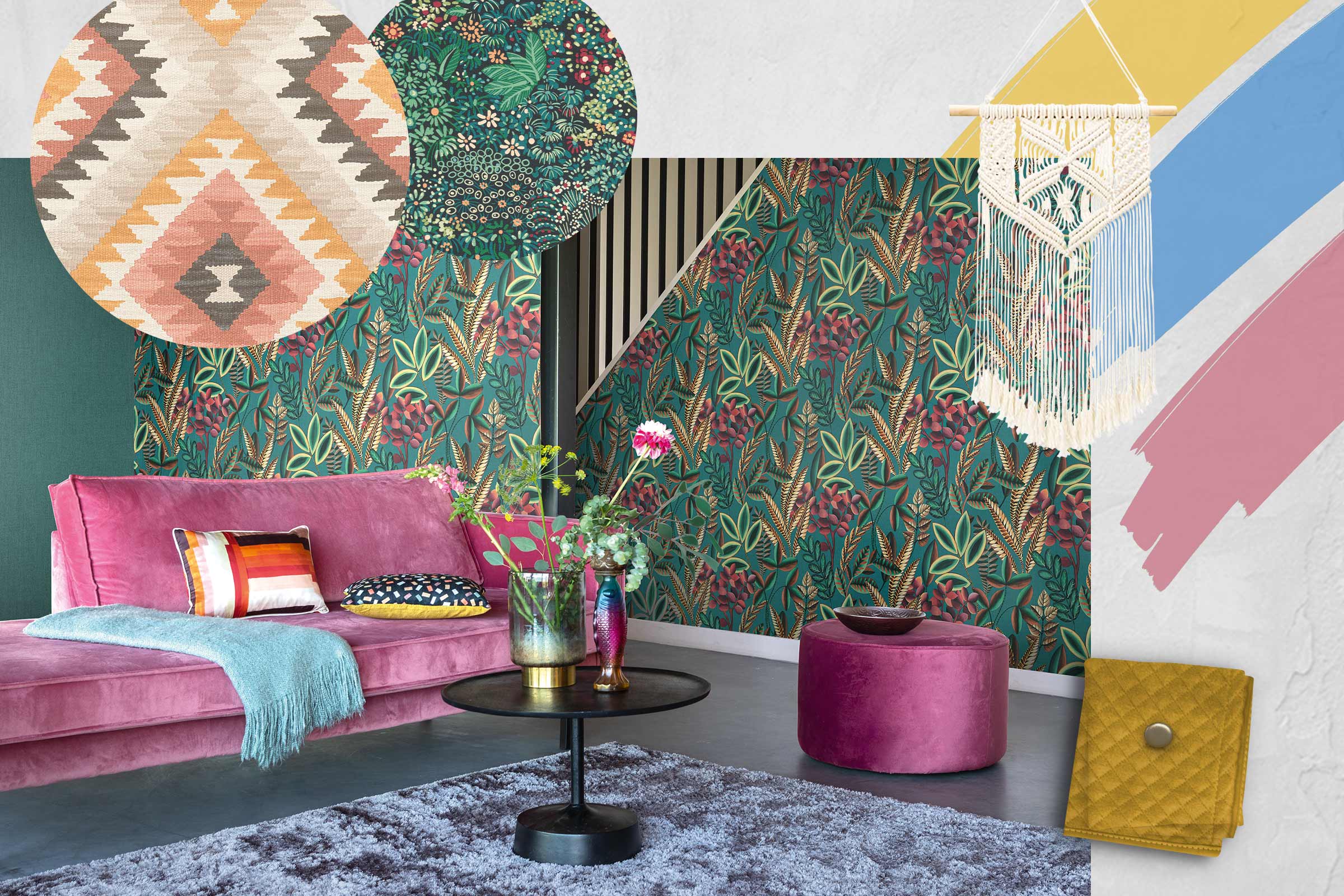 Decoratieve woonkamer met bank, tapijt, kruk, tafel en bloemenbehang