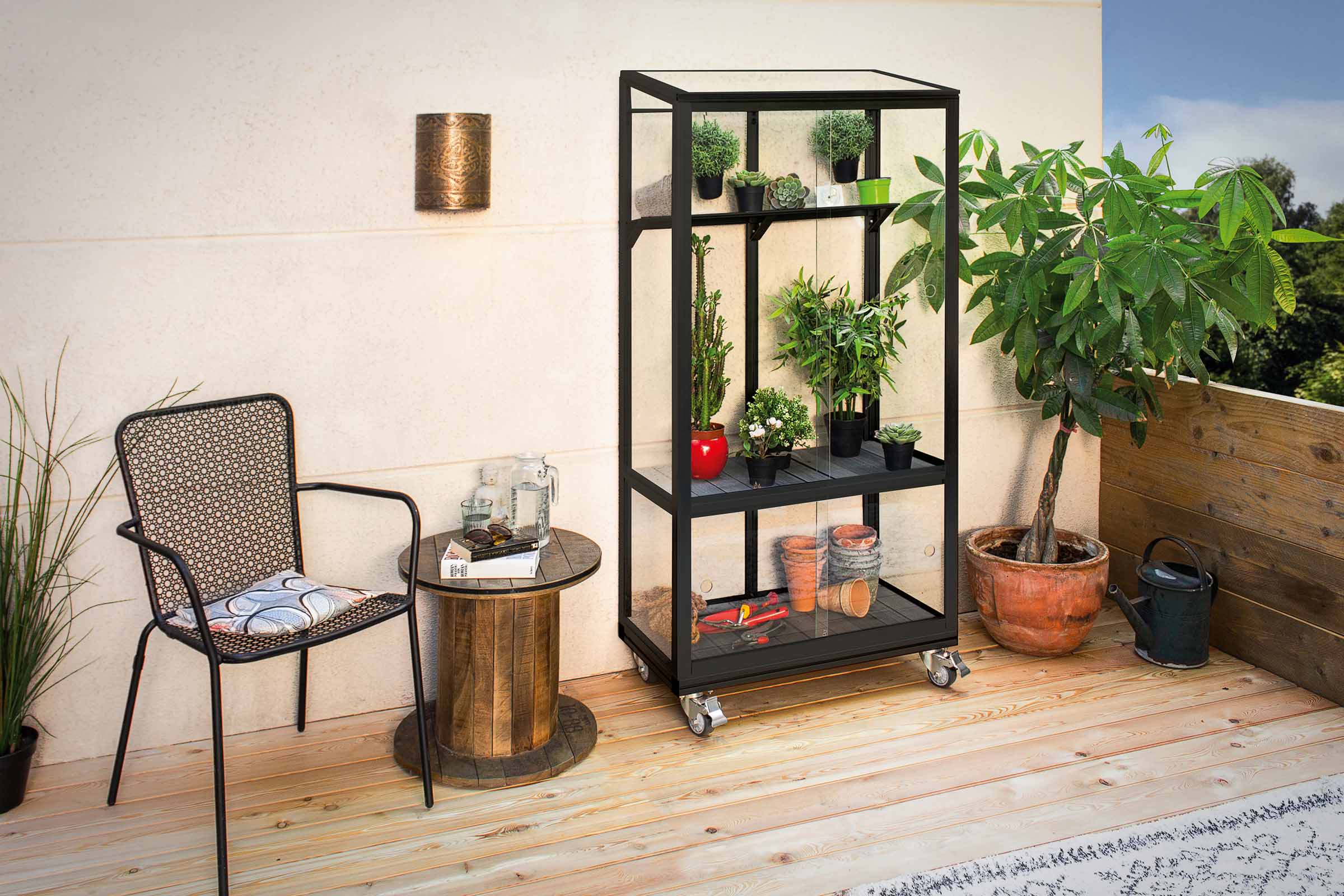 Balkonscène met plantentrap, planten, stoel en tafel