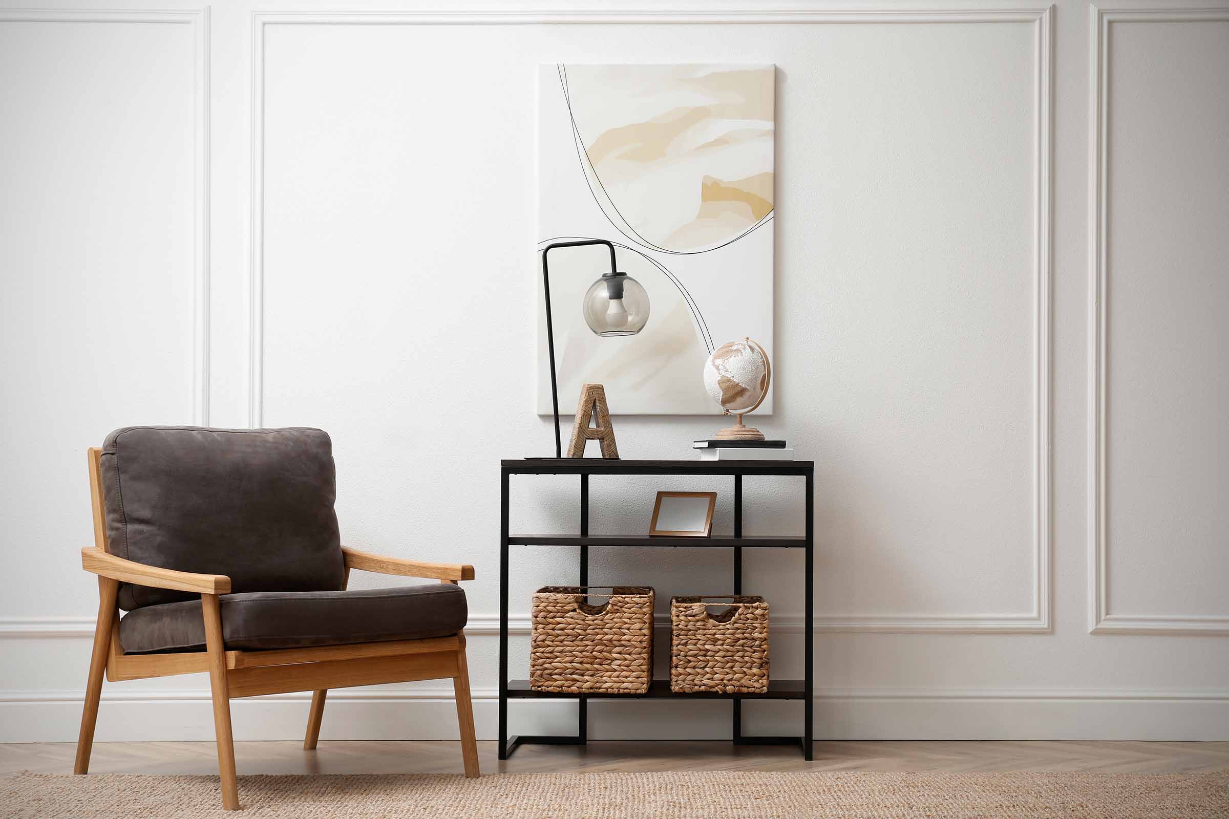 Woonkamer scène met fauteuil, rek en decoratie