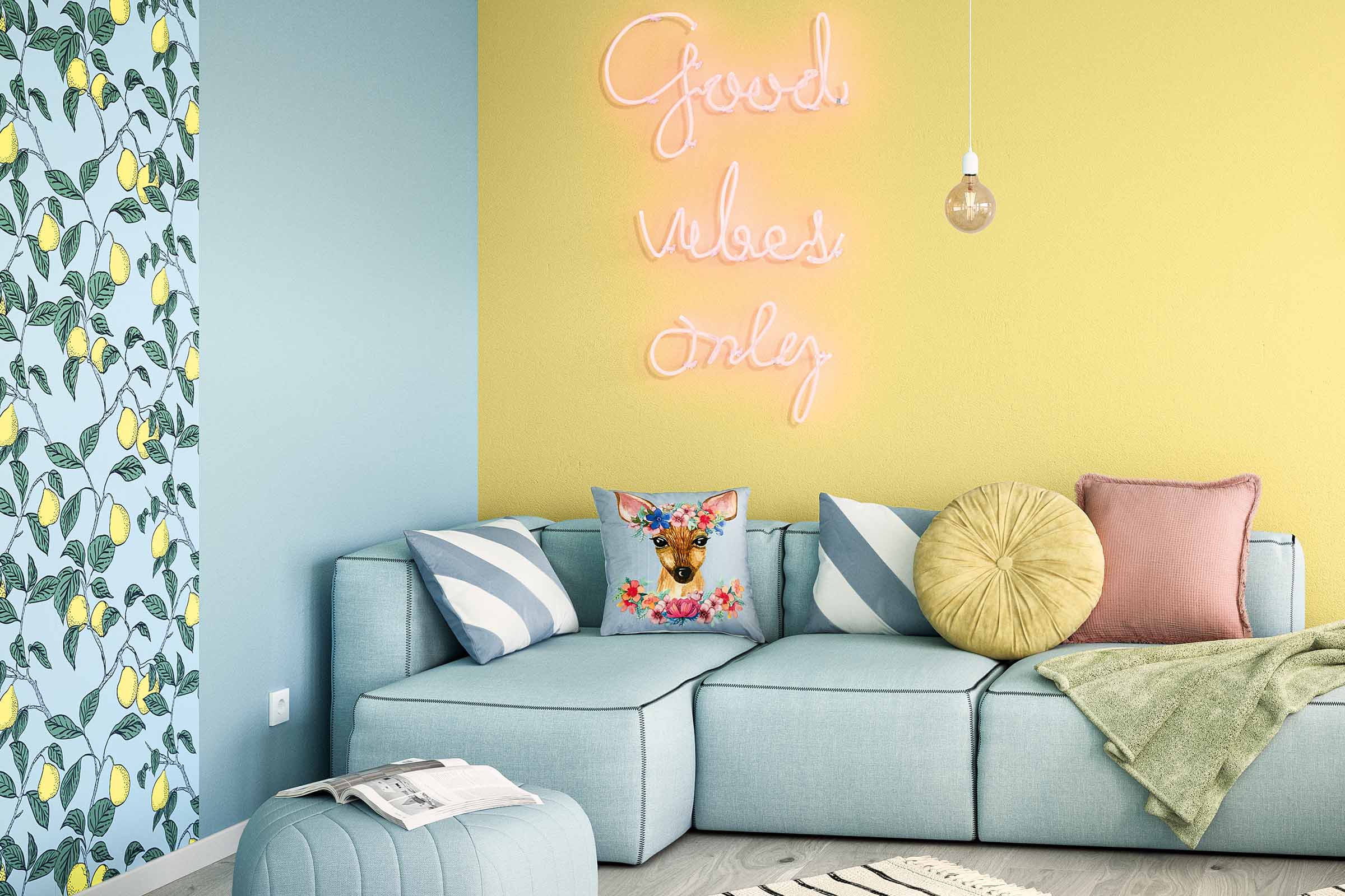 Lichte woonkamer met turquoise hoekbank, kussens, neon belettering en citroenbehang