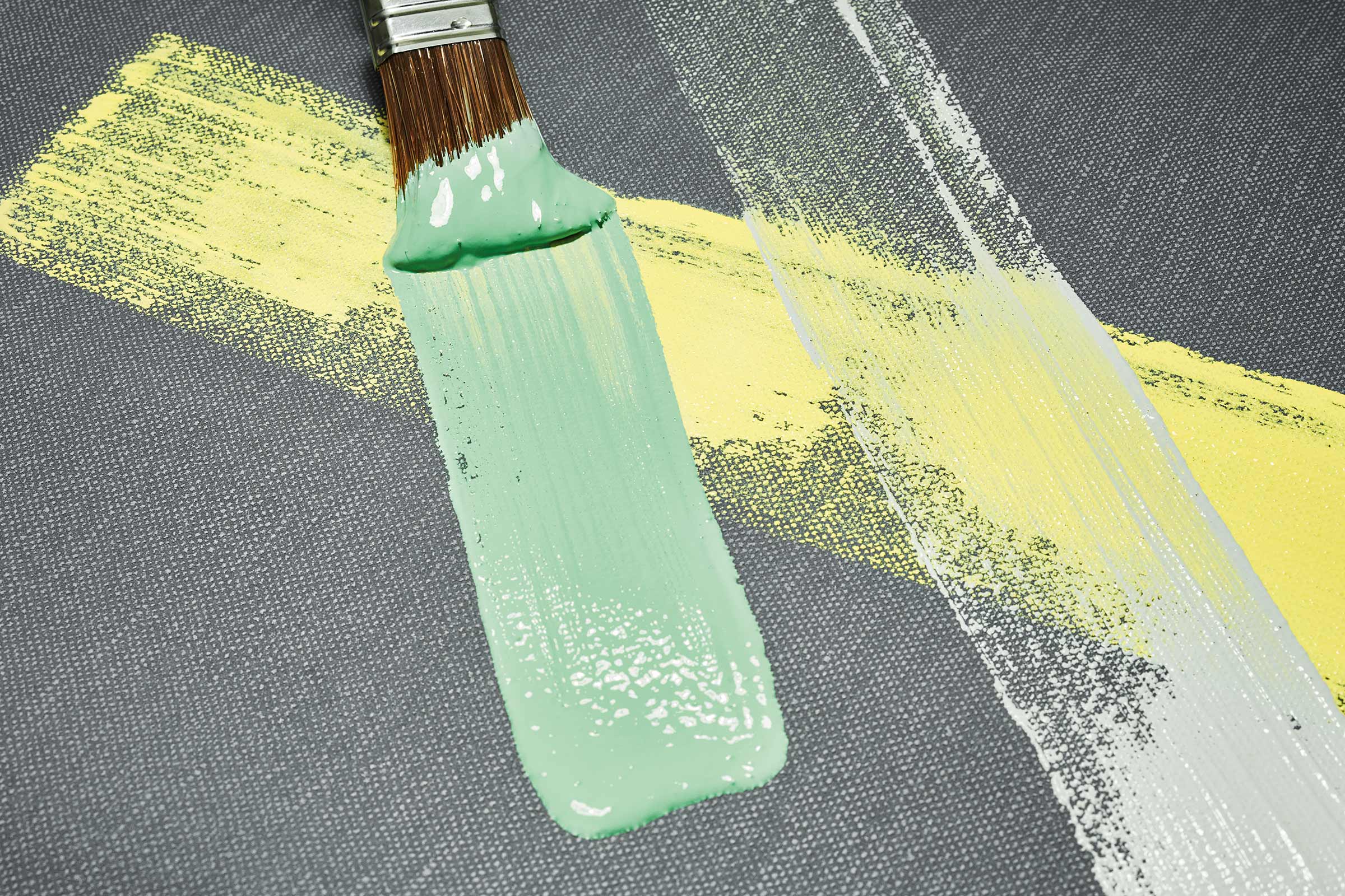 Penseel met verf aangebracht op canvas