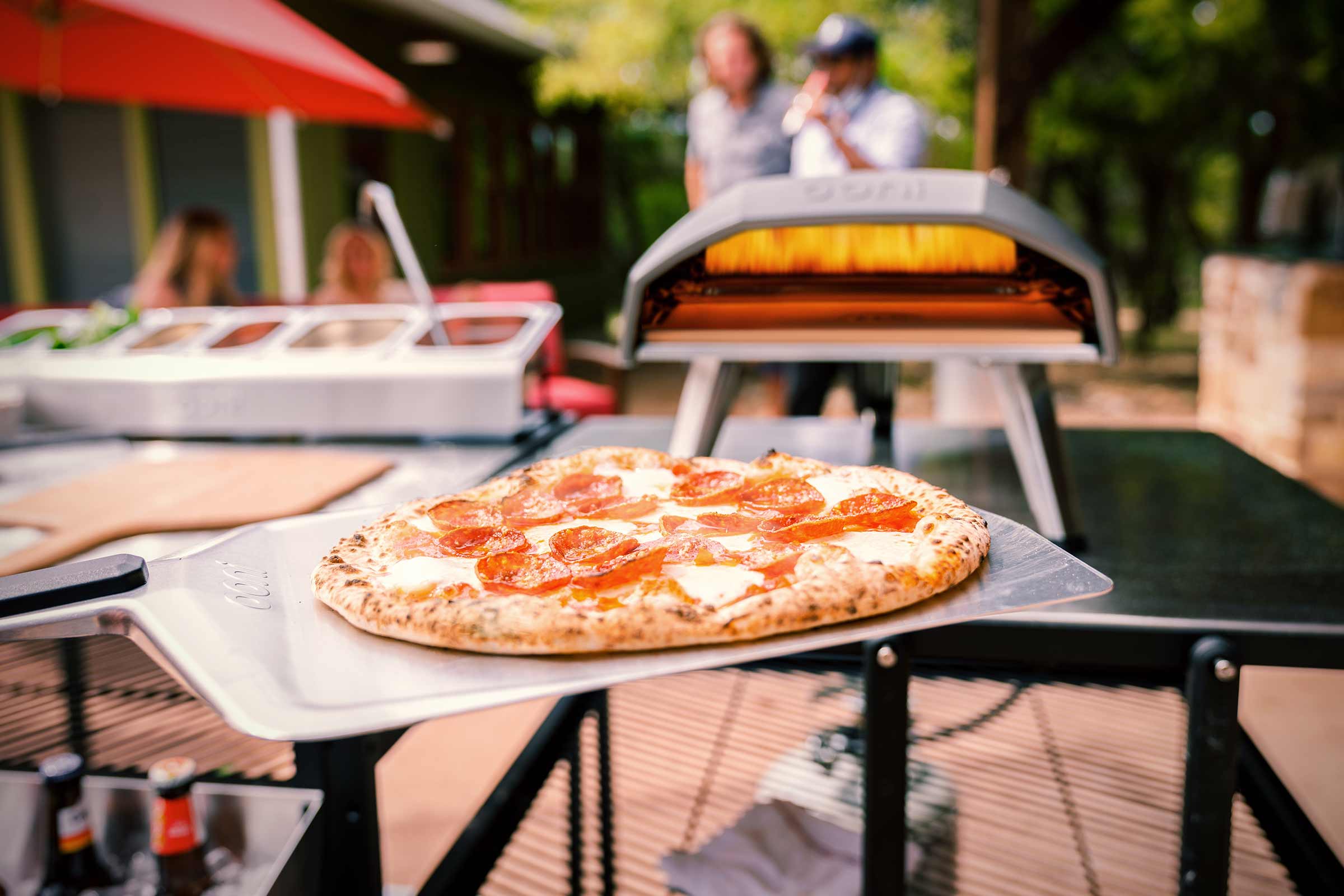 Pizza met salami op pizzaschep voor pizzaoven