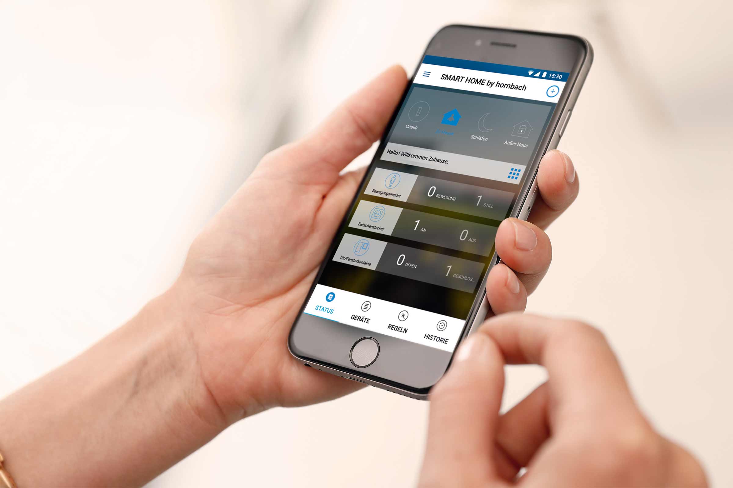 Persoon bedient de Hornbach Smart Home App op een smartphone.