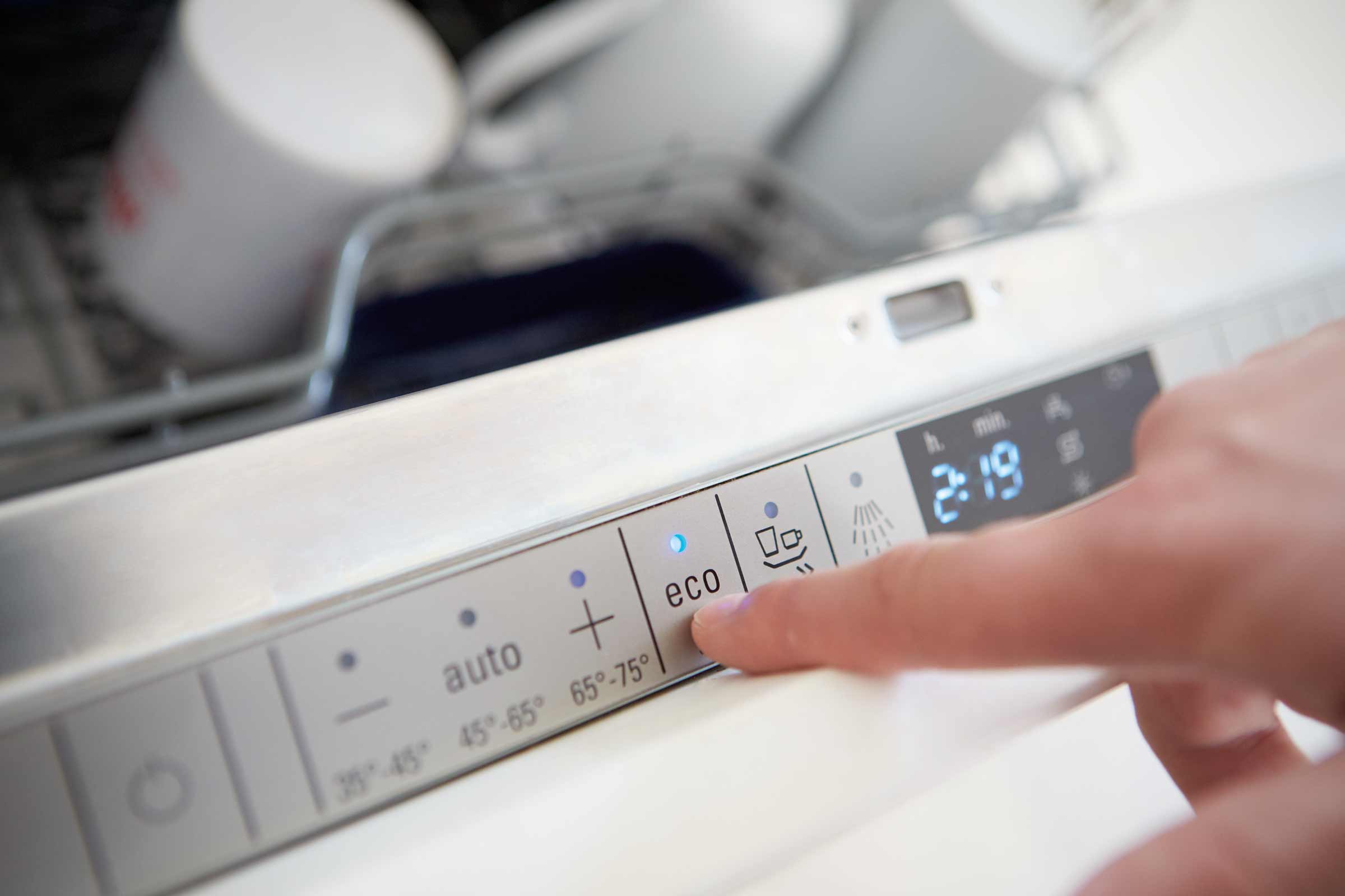 Bedieningspaneel van een vaatwasser met focus op de Eco-knop en digitale tijdweergave