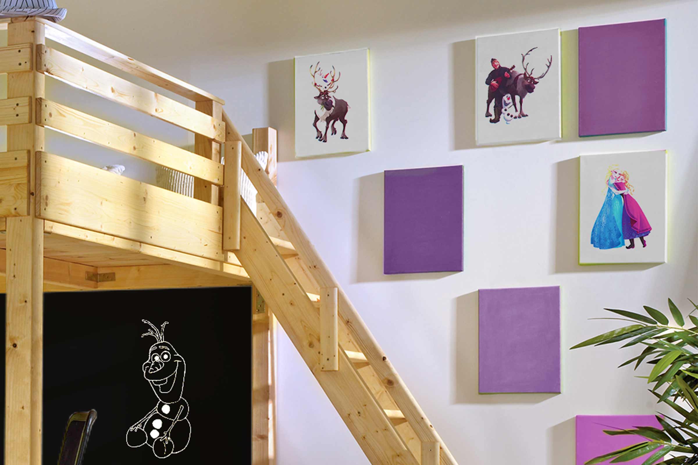 Scène van een kinderkamer met hoogslaper, schoolbord en muurschilderingen