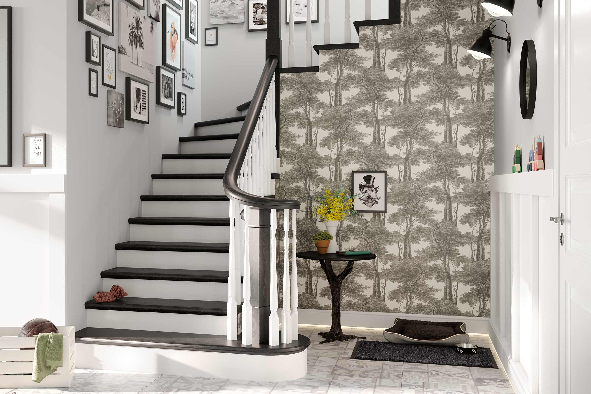 Hal met trap, gedecoreerd met behang, schilderijen en accessoires.