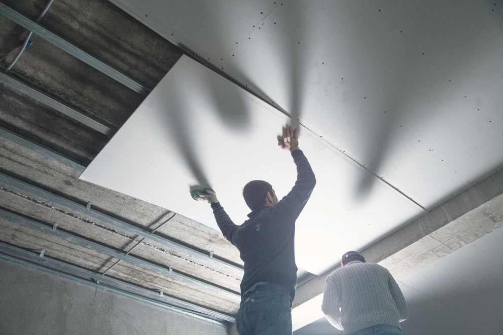 Plafonds en wanden met panelen bekleden