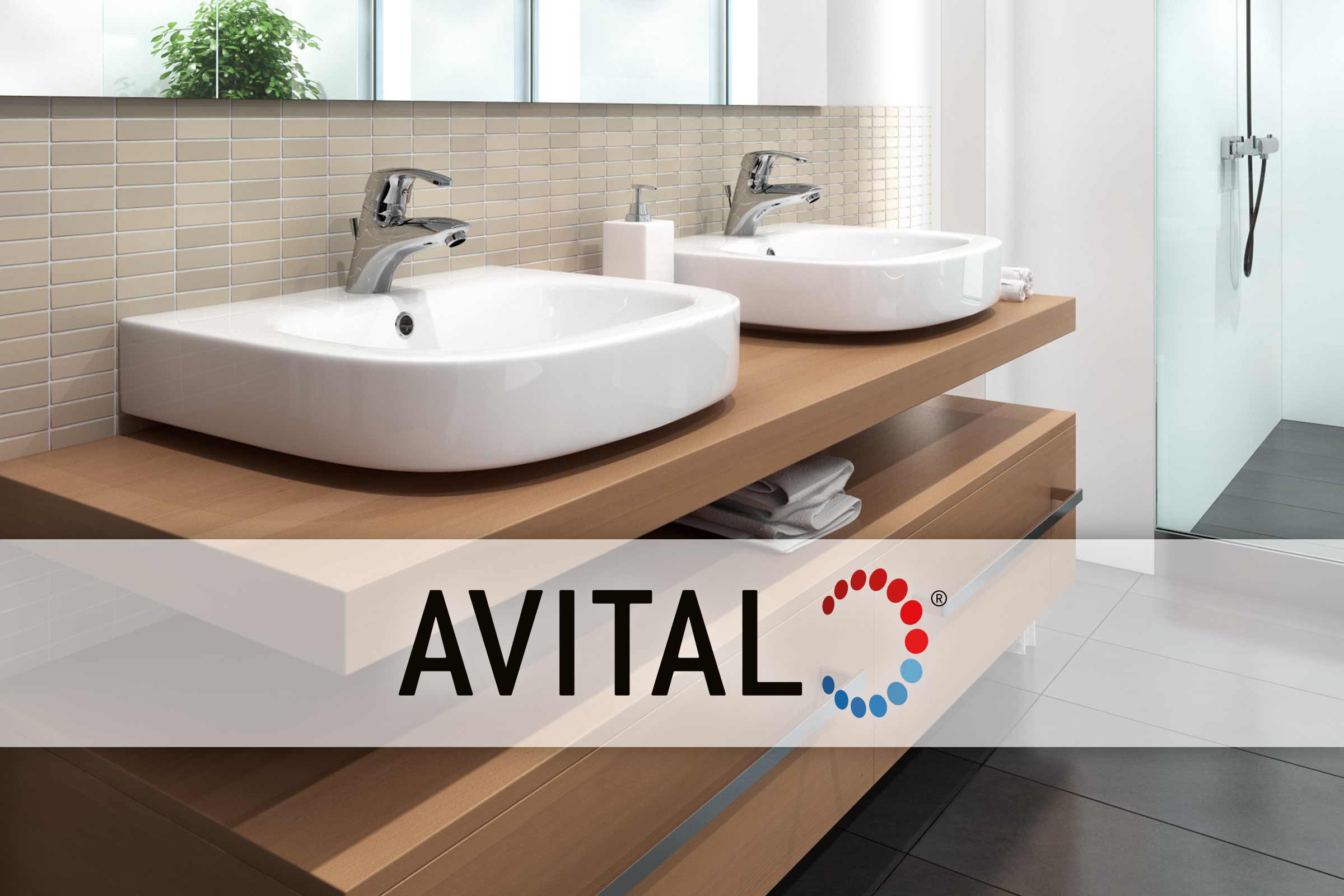 Badkamer met twee wastafels op houten blad en Avital logo