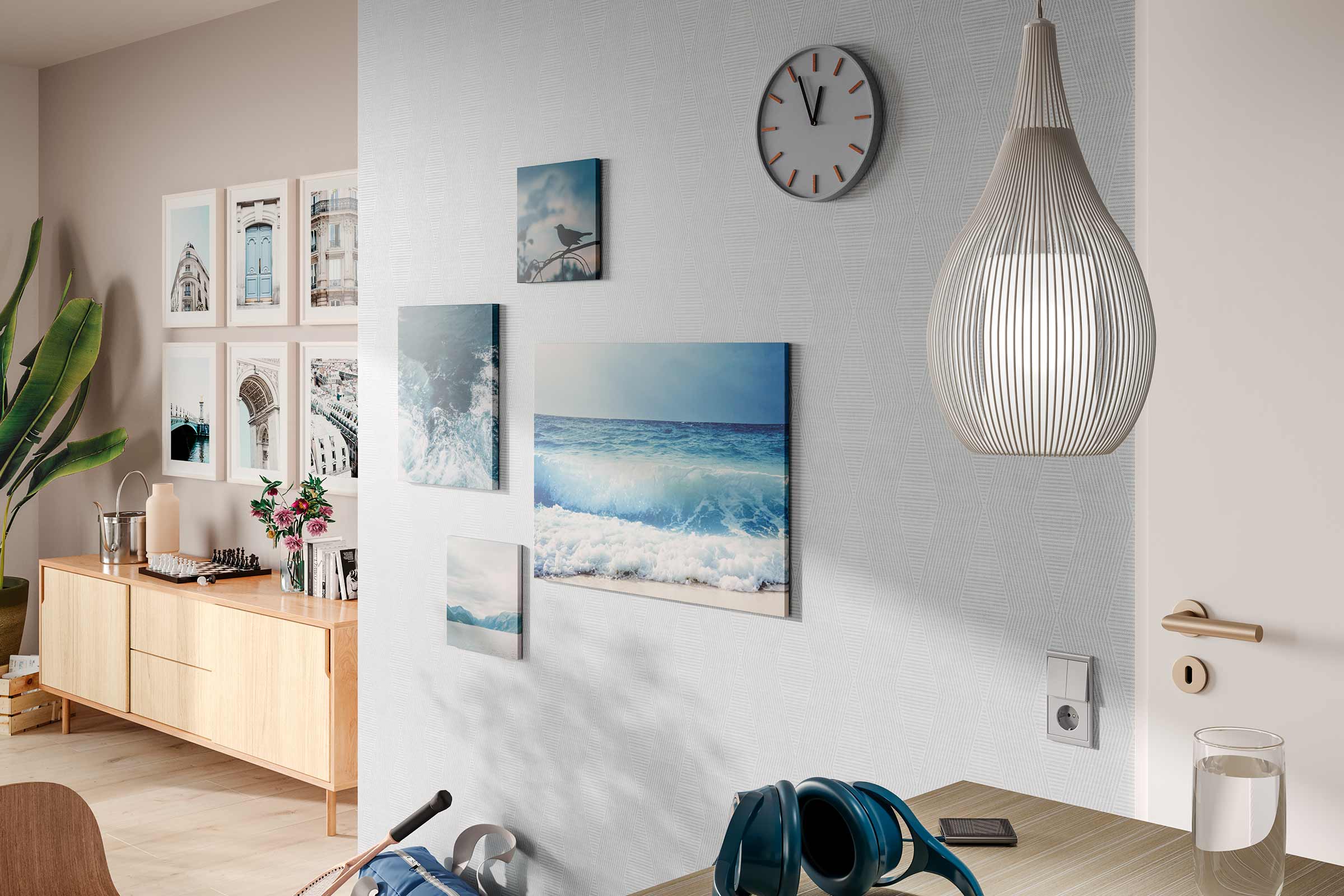 Woonkamer met wanddecoraties, klok, lamp en dressoir