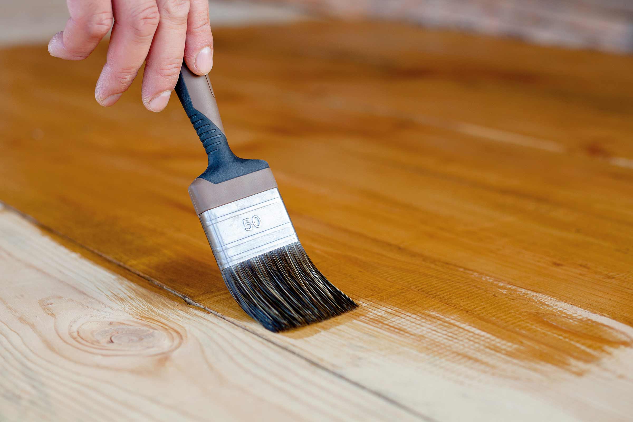Borstel bij het aanbrengen van houtbeits op hout