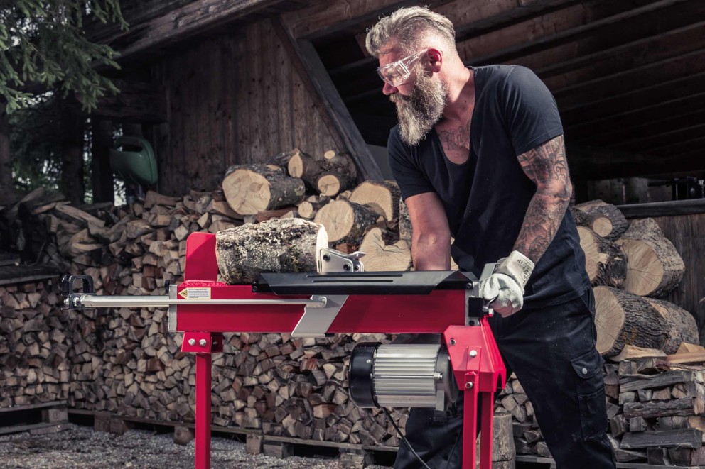 Werken met de houtkloofmachine . HORNBACH Werken met de houtkloofmachine . HORNBACH