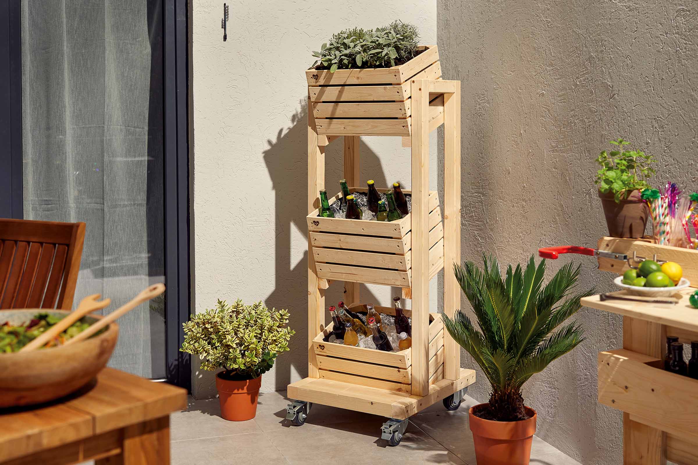 Rolbare houten drankwagen met drie niveaus voor het opbergen van dranken en planten voor buiten.