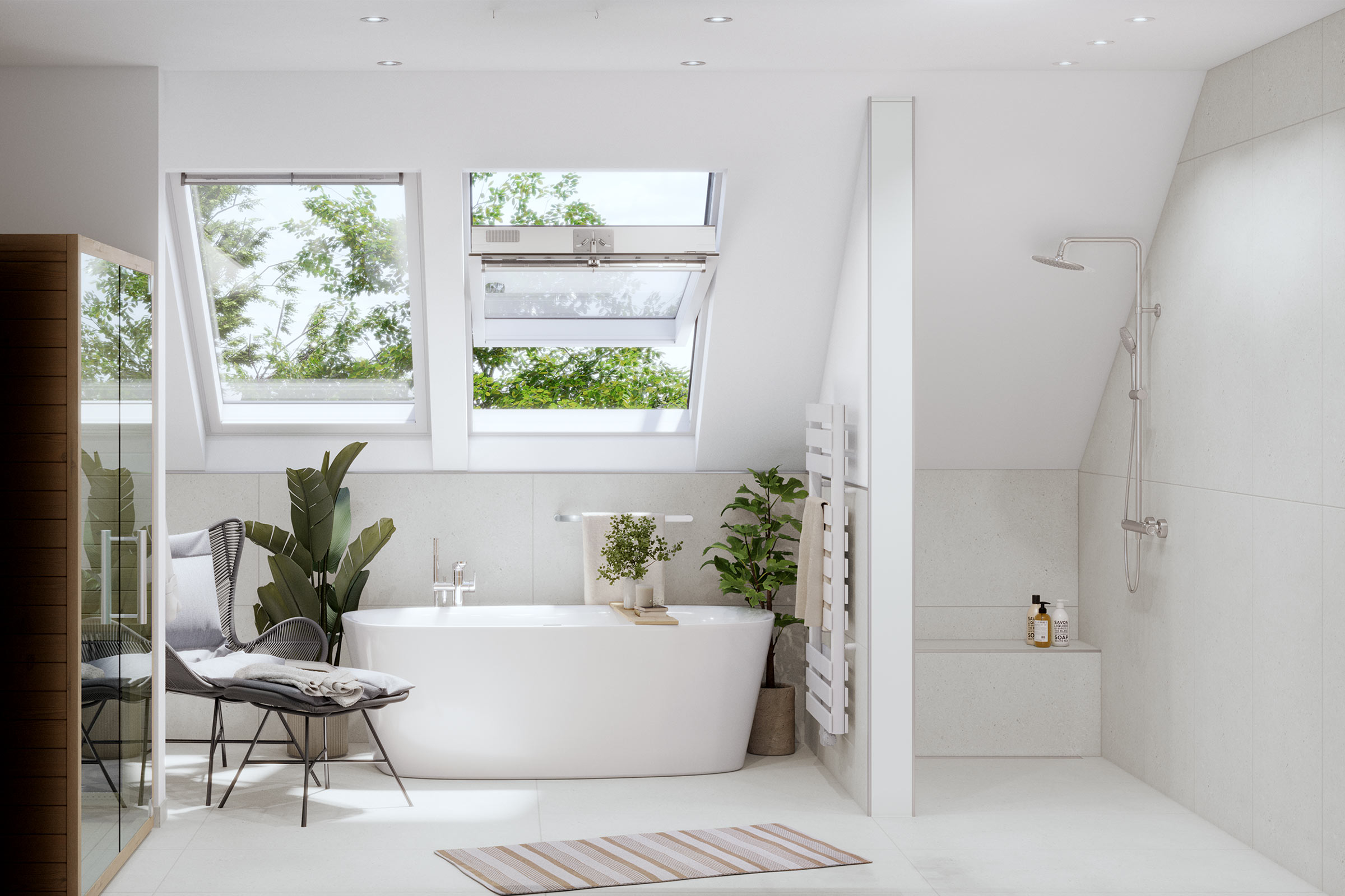 Lichte badkamer met ligbad, dakramen, douche en zitgelegenheid