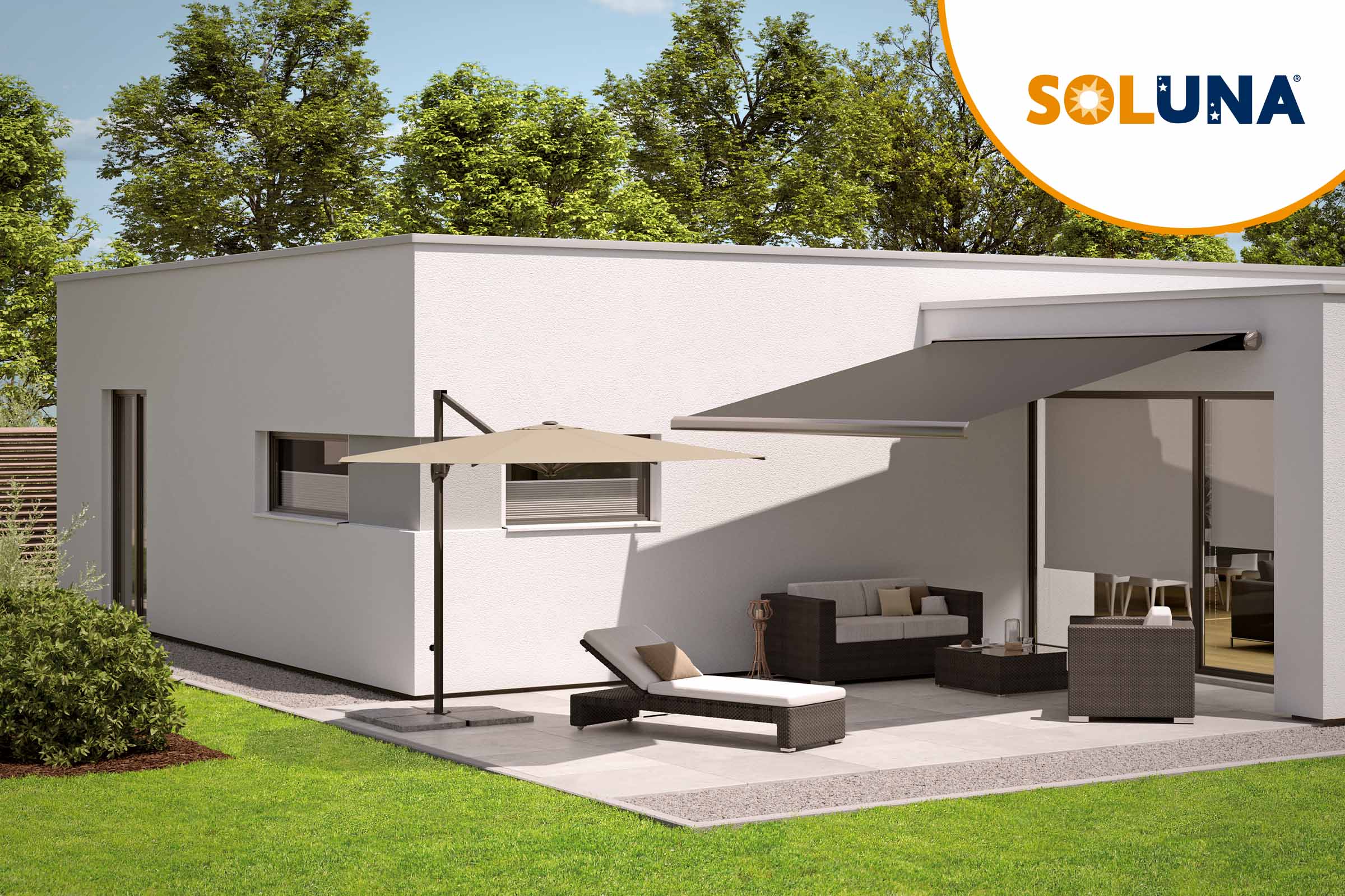Terras met zonnescherm, parasol en tuinmeubelen voor een huis. Soluna logo.