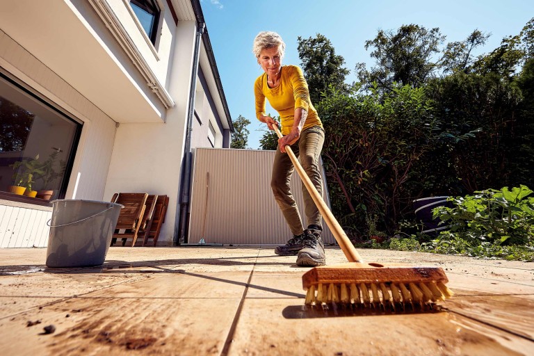 Tuintegels schoonmaken