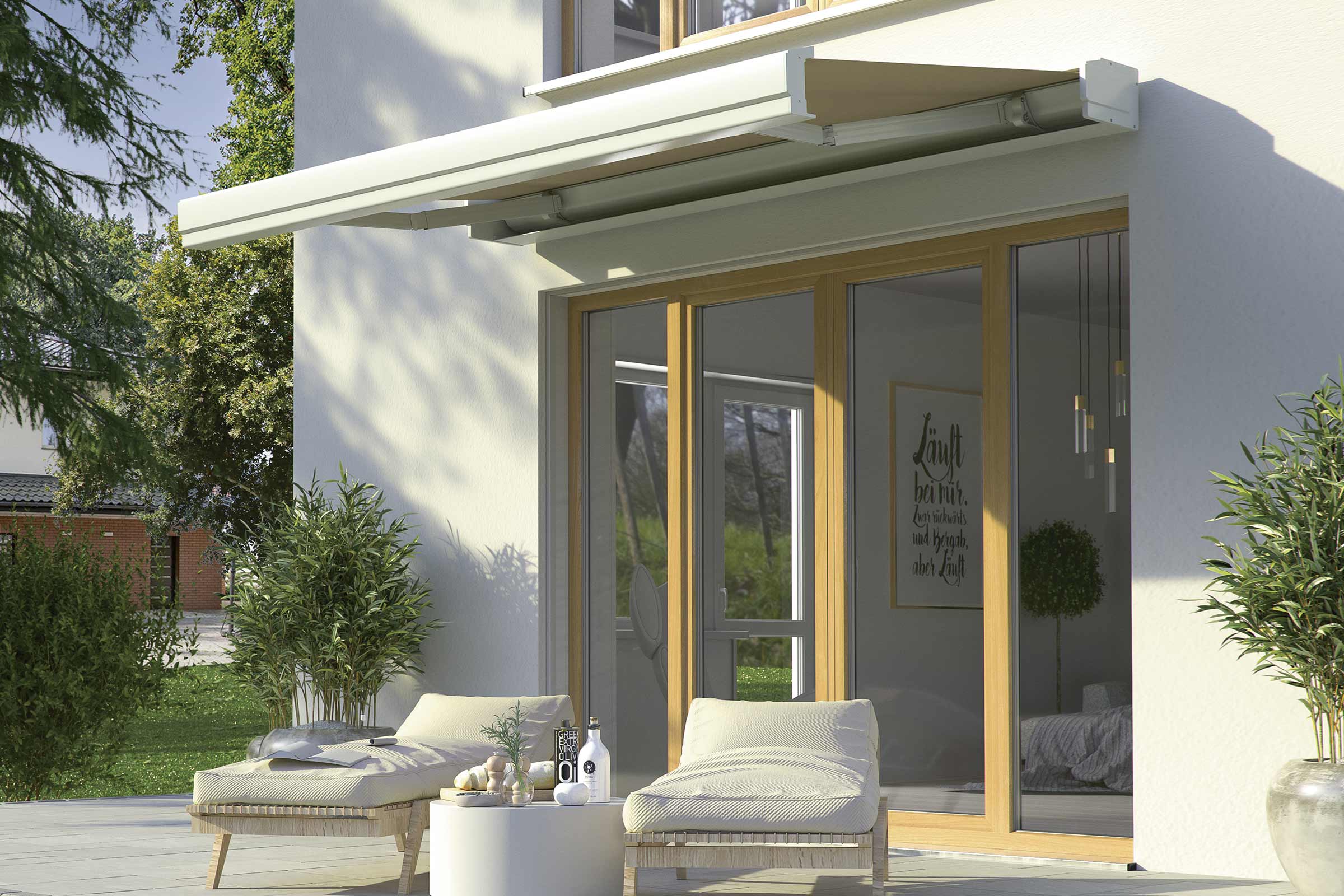 Terras met zonnescherm, ligstoelen en tafel