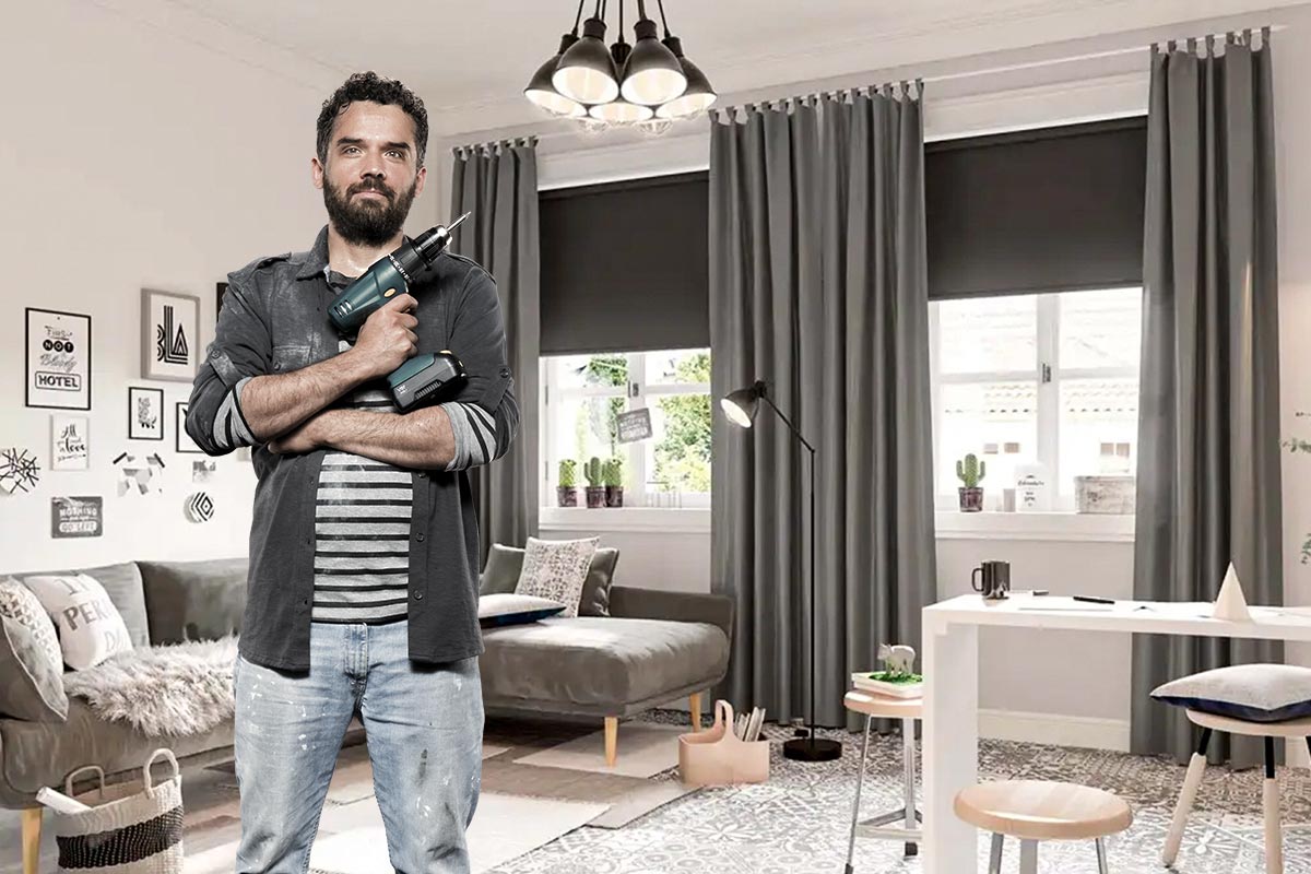Man met boormachine in een lichte woonkamer met rolgordijnen en gordijnen