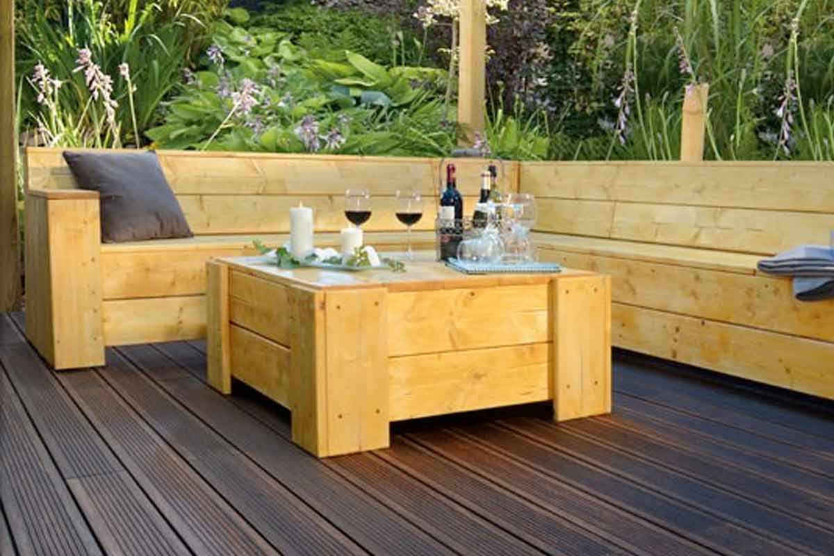 Houten tuinzitgroep met tafel en zitgelegenheid op een terras