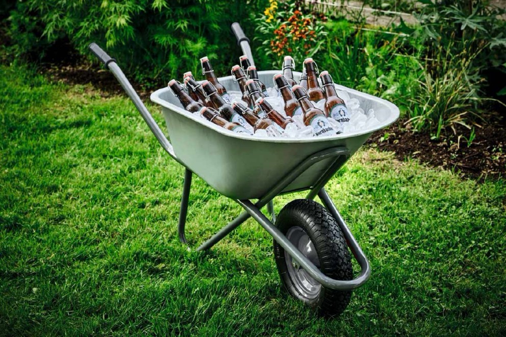 Bier in de kruiwagen koud houden . HORNBACH