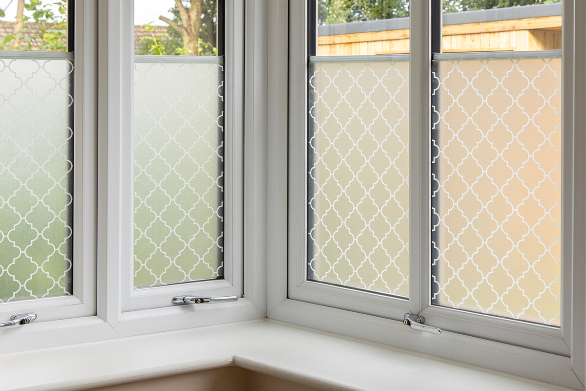 Raam met decoratieve raamfolie voor meer privacy