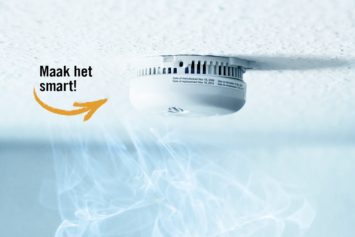 Rookmelder aan het plafond met rooksimulatie
